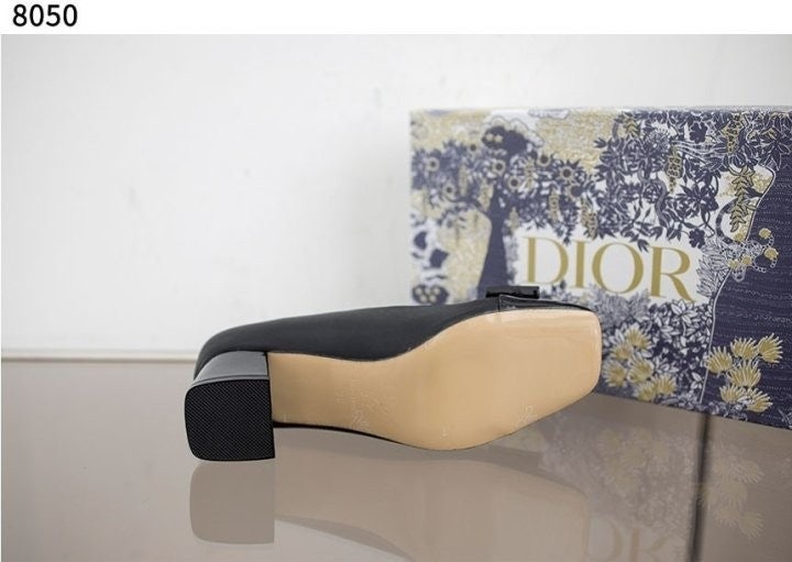 디올 CD로고 리본 장식 애나멜 펌프스 힐