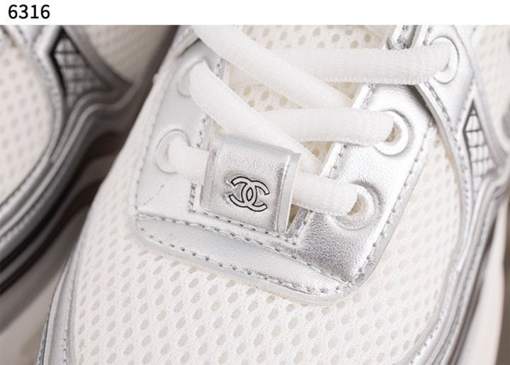 샤넬 CC 로고 아플리케 패널 스니커즈