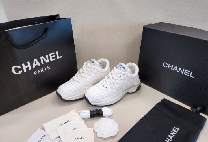 샤넬 24시즌 패브릭 라미네이티드 스니커즈