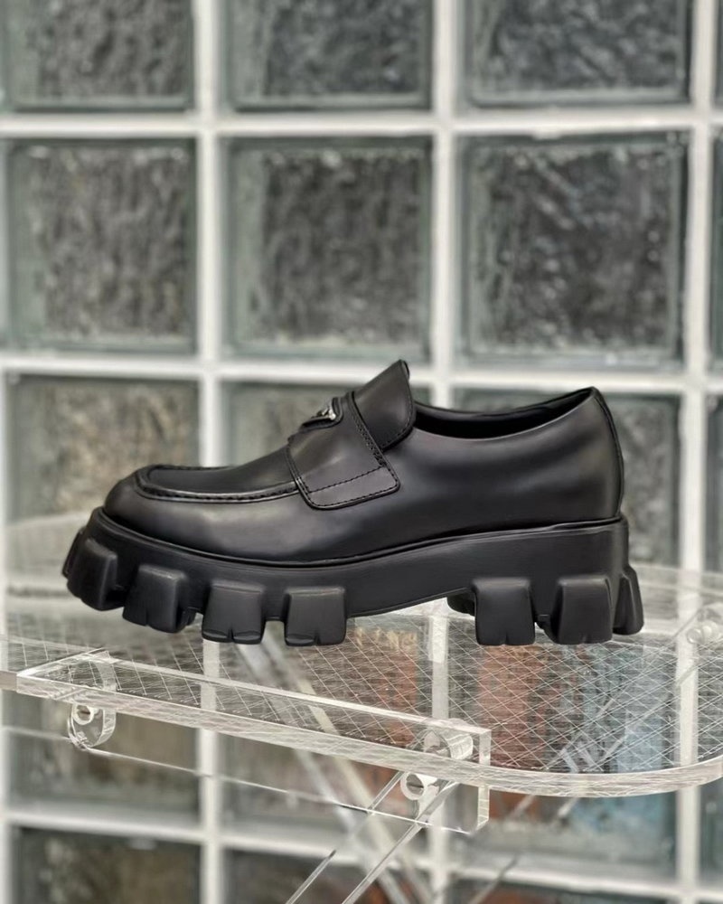 프라다 모놀리스 브러쉬드 레더 로퍼 블랙 -해외배송-