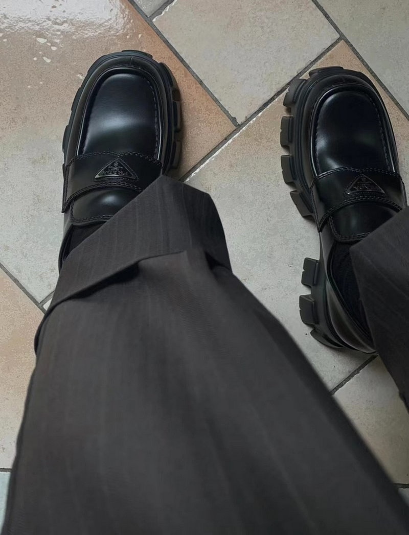 프라다 모놀리스 브러쉬드 레더 로퍼 블랙 -해외배송-