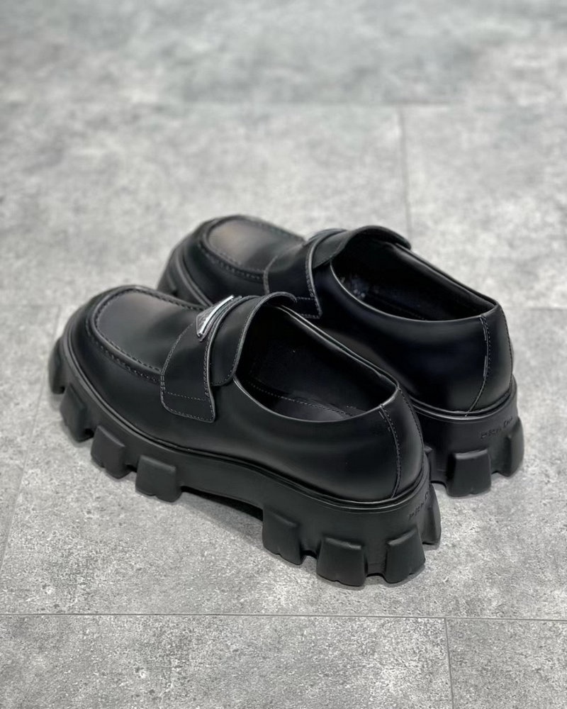 프라다 모놀리스 브러쉬드 레더 로퍼 블랙 -해외배송-