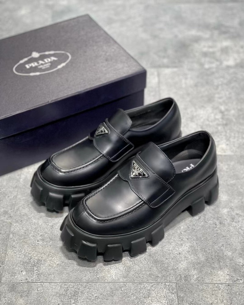 프라다 모놀리스 브러쉬드 레더 로퍼 블랙 -해외배송-