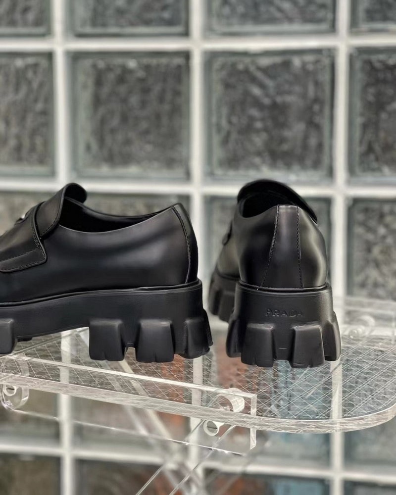 프라다 모놀리스 브러쉬드 레더 로퍼 블랙 -해외배송-