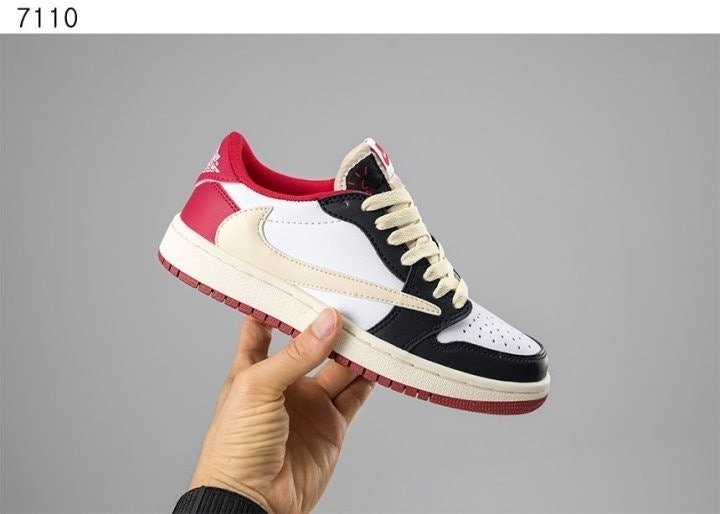 나이키 에어조던1 로우 OG 블랙토 역스우시