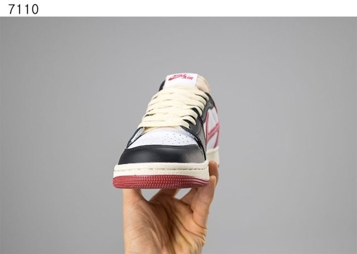 나이키 에어조던1 로우 OG 블랙토 역스우시