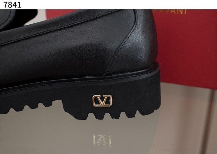 발렌티노 브이 로고 레더 로퍼