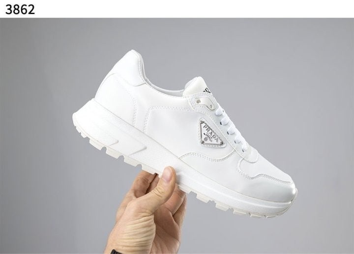 프라다 리나일론 브러시드 스니커즈