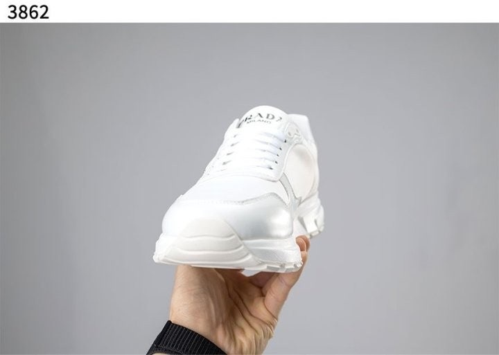 프라다 리나일론 브러시드 스니커즈