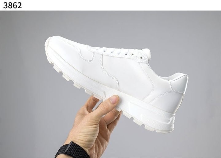 프라다 리나일론 브러시드 스니커즈