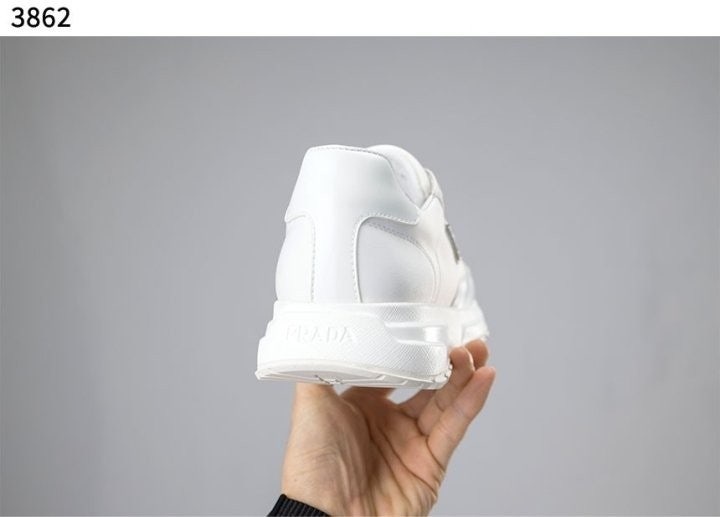 프라다 리나일론 브러시드 스니커즈