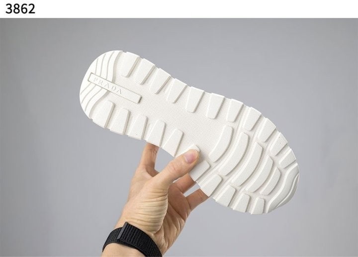 프라다 리나일론 브러시드 스니커즈