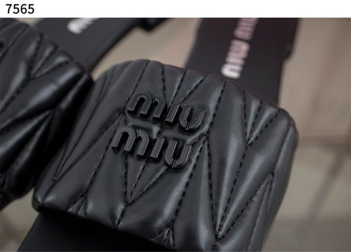 미우미우 여성 시그니처 샌들 - 블랙