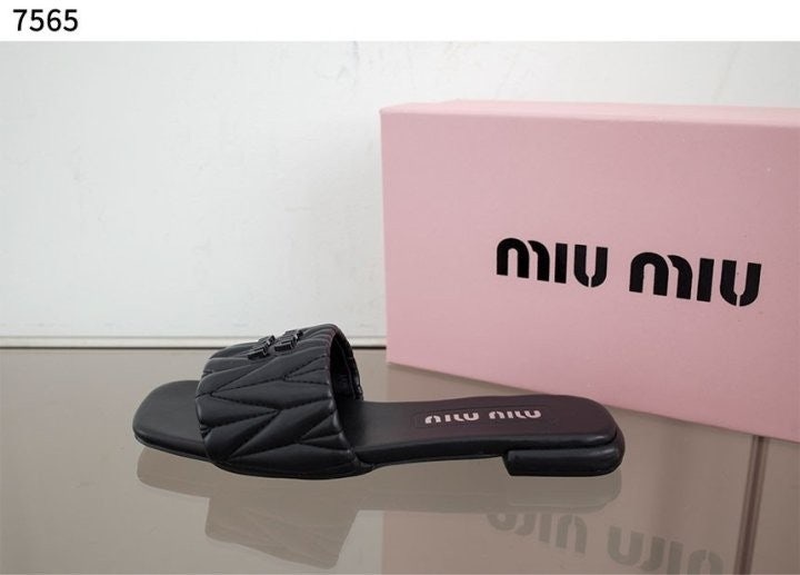 미우미우 여성 시그니처 샌들 - 블랙