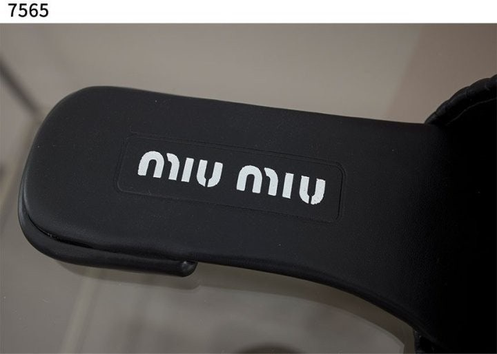 미우미우 여성 시그니처 샌들 - 블랙