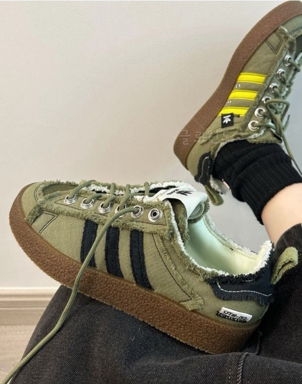 아디다스 x 송 포 더 뮤트 캠퍼스 80s 올리브 코어 블랙 스니커즈