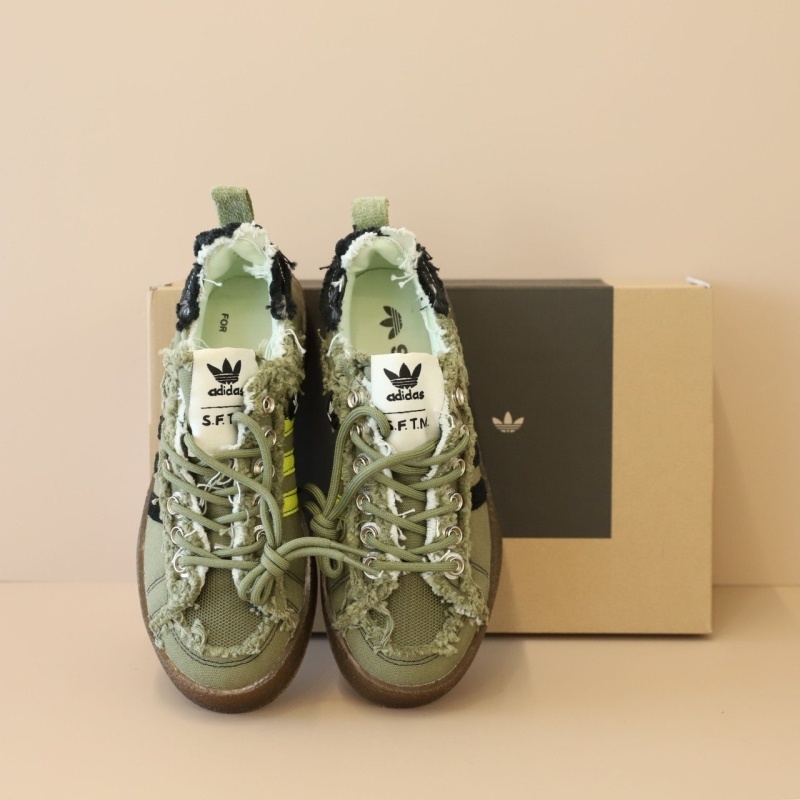 아디다스 x 송 포 더 뮤트 캠퍼스 80s 올리브 코어 블랙 스니커즈