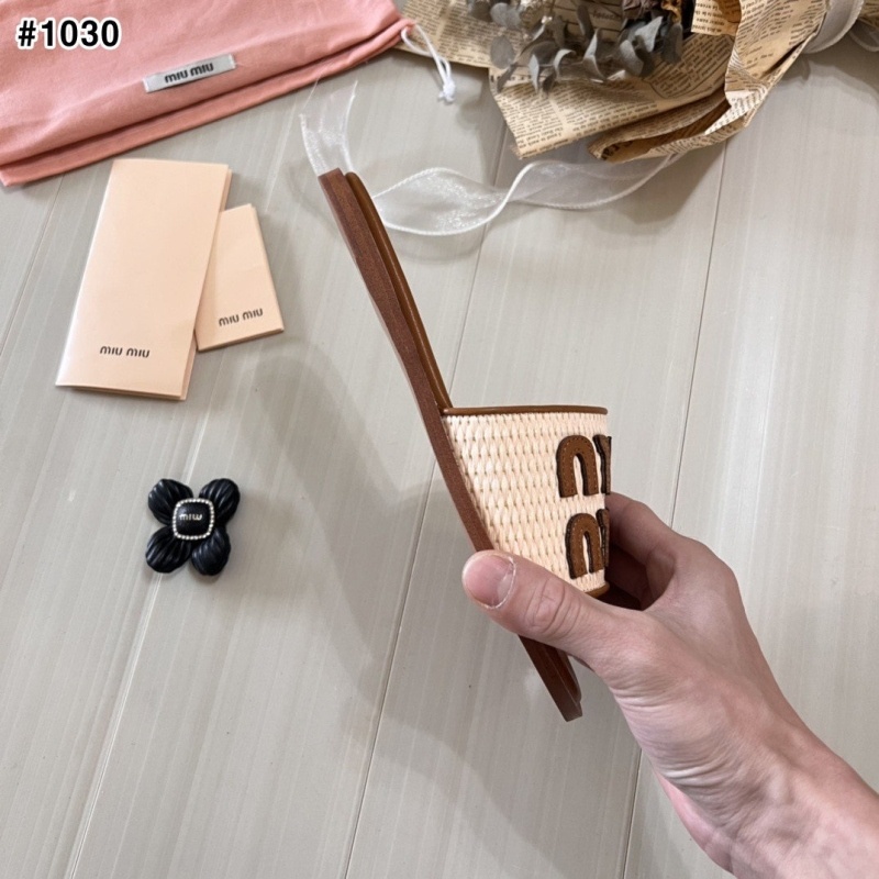 미우미우 라피아 효과 우븐 패브릭 슬라이드