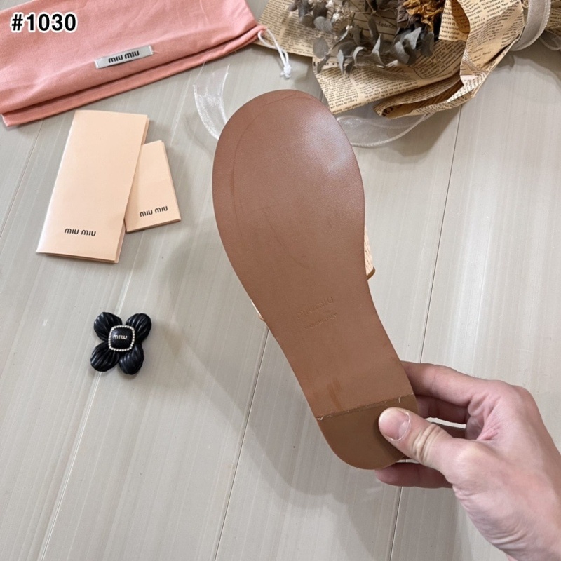 미우미우 라피아 효과 우븐 패브릭 슬라이드