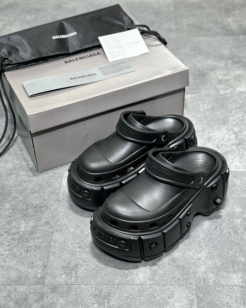 *할인중* 발렌시아가 x 크록스 하드크록스 슬라이드 블랙 (2TYPE)