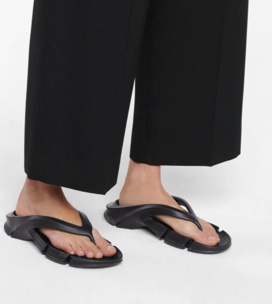 발렌시아가 러버 모드 플립플랩