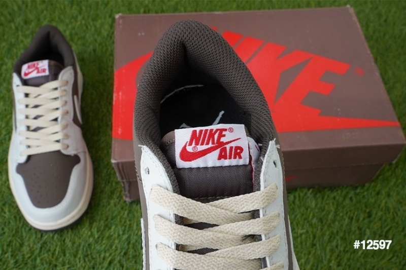 나이키 x 트래비스 스캇 에어조던1 로우 리버스 모카