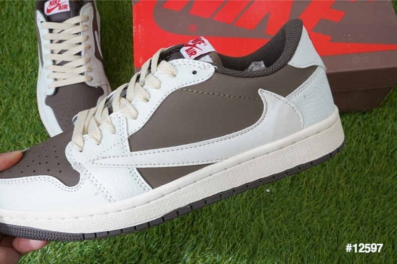 나이키 x 트래비스 스캇 에어조던1 로우 리버스 모카