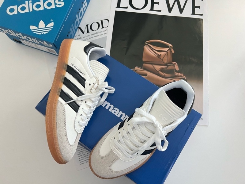 아디다스 x 퍼렐 윌리엄스 휴먼레이스 삼바 클라우드 화이트 스니커즈