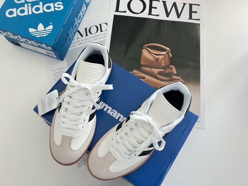 아디다스 x 퍼렐 윌리엄스 휴먼레이스 삼바 클라우드 화이트 스니커즈