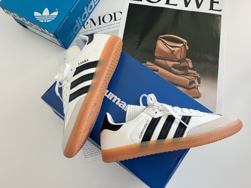 아디다스 x 퍼렐 윌리엄스 휴먼레이스 삼바 클라우드 화이트 스니커즈