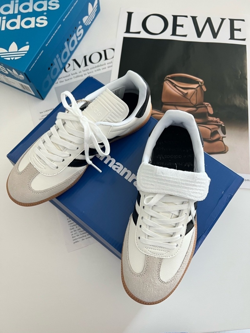 아디다스 x 퍼렐 윌리엄스 휴먼레이스 삼바 클라우드 화이트 스니커즈