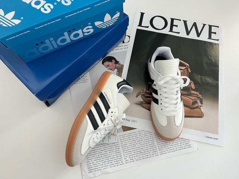 아디다스 x 퍼렐 윌리엄스 휴먼레이스 삼바 클라우드 화이트 스니커즈