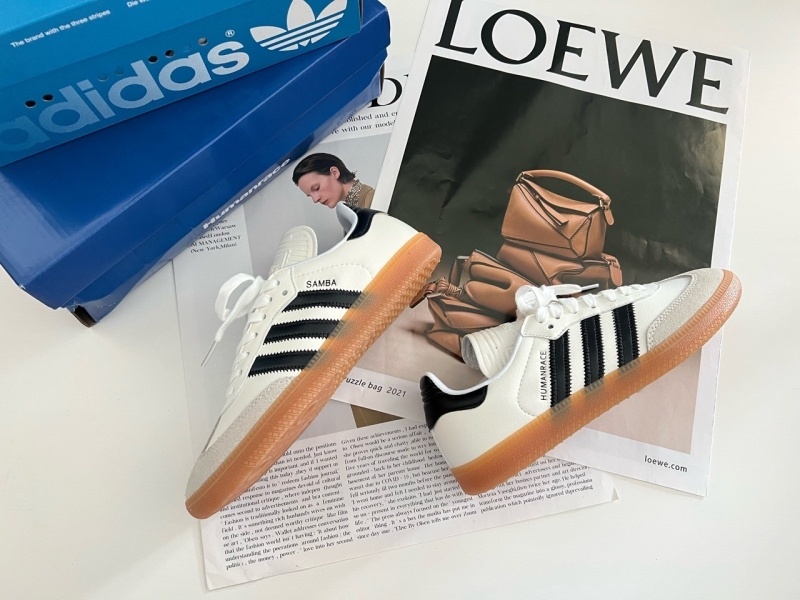 아디다스 x 퍼렐 윌리엄스 휴먼레이스 삼바 클라우드 화이트 스니커즈