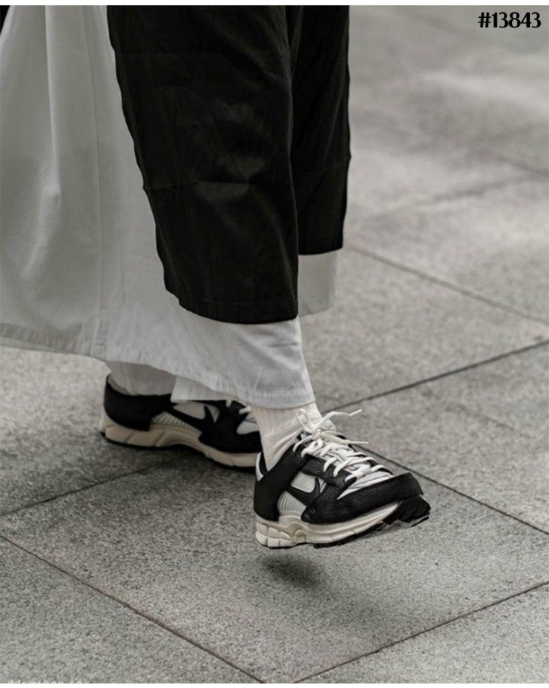 나이키 줌 보메로 5 타임리스 울프 그레이 앤 블랙