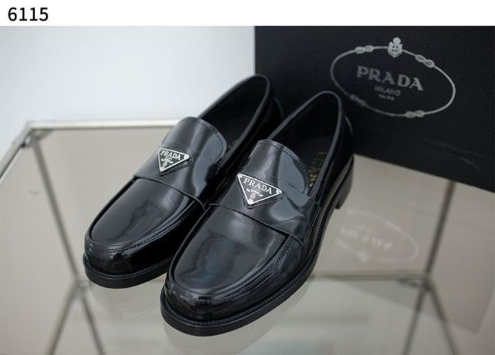 프라다 페이던트 가죽 남성 로퍼