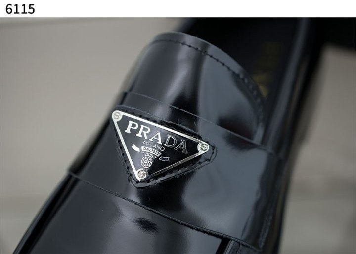프라다 페이던트 가죽 남성 로퍼