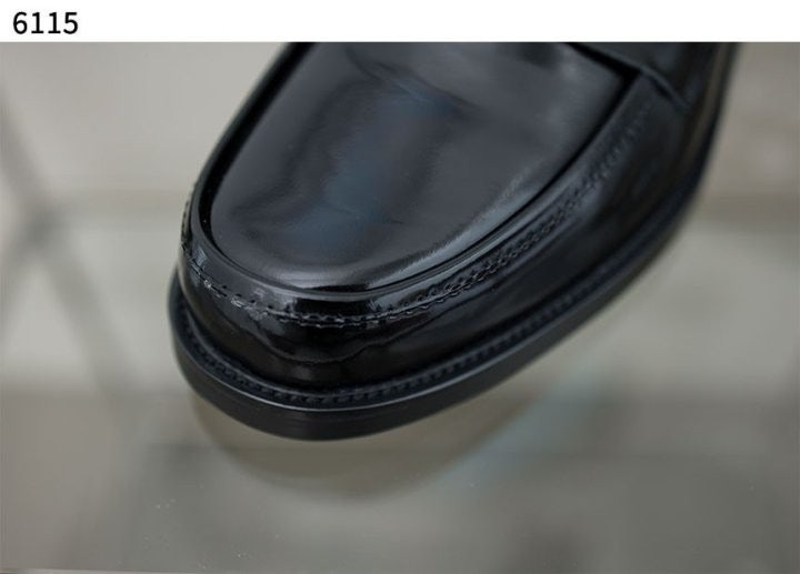 프라다 페이던트 가죽 남성 로퍼