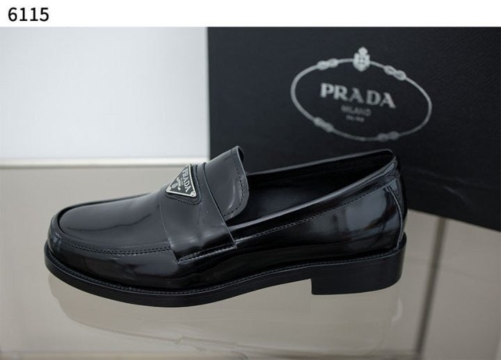 프라다 페이던트 가죽 남성 로퍼