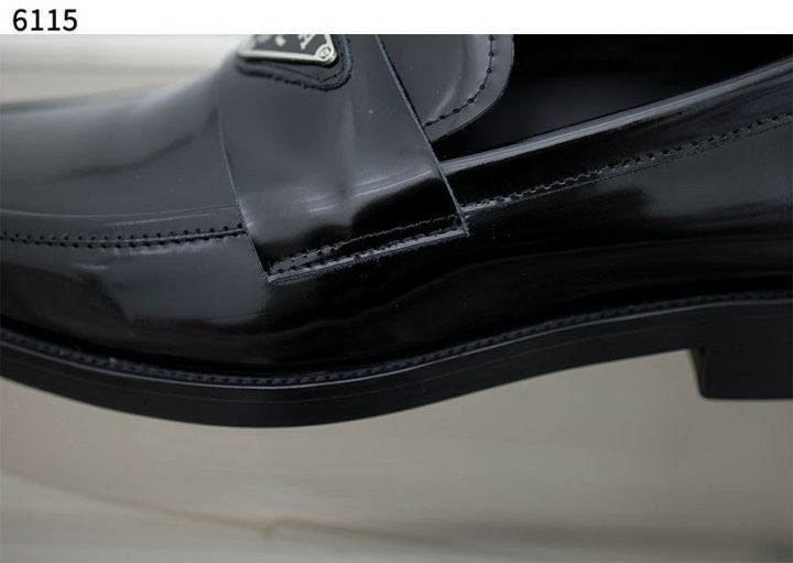 프라다 페이던트 가죽 남성 로퍼