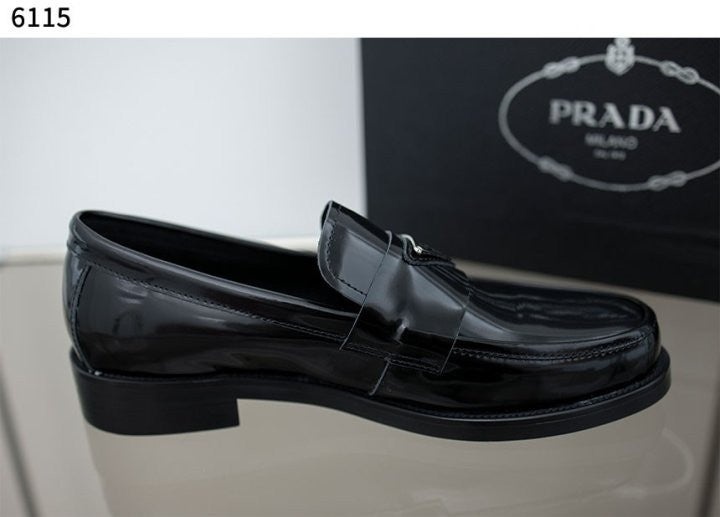 프라다 페이던트 가죽 남성 로퍼