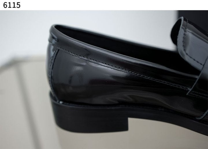 프라다 페이던트 가죽 남성 로퍼