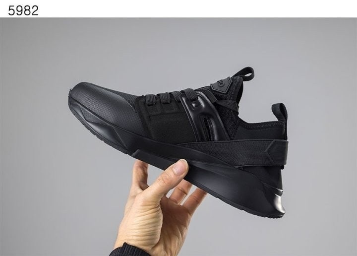 톰포드 스무스 레더 로우탑 스니커즈 - 블랙