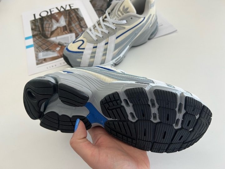 션 우더스푼 x 아디다스 오르케트로 블리스 클라우드 화이트