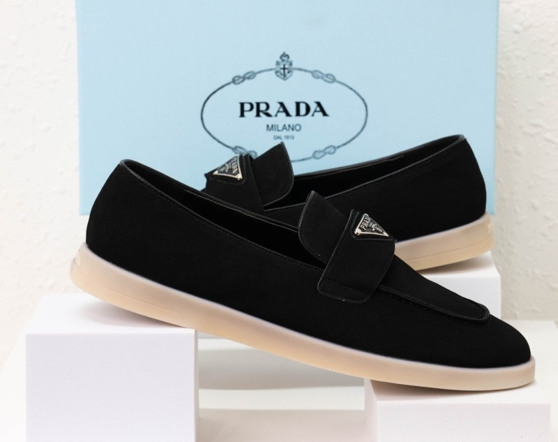 프라다 트라이앵글 스웨이드 로퍼