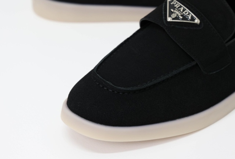 프라다 트라이앵글 스웨이드 로퍼