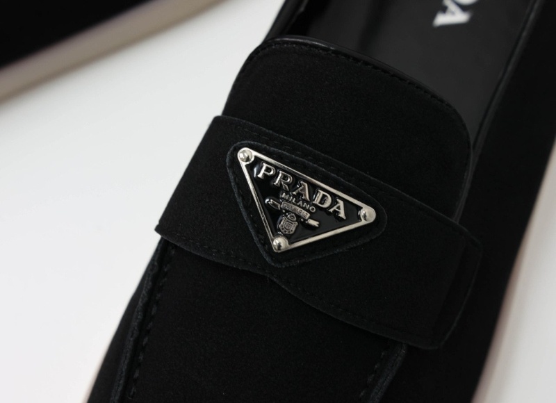 프라다 트라이앵글 스웨이드 로퍼
