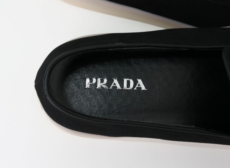 프라다 트라이앵글 스웨이드 로퍼