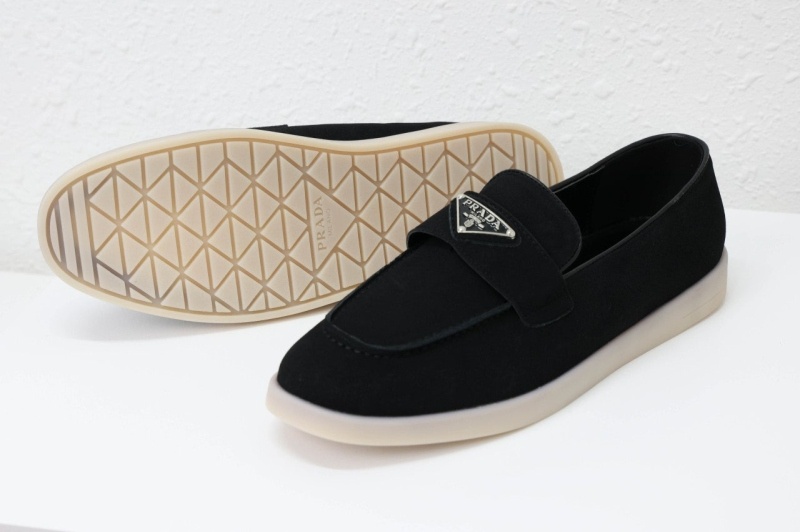 프라다 트라이앵글 스웨이드 로퍼