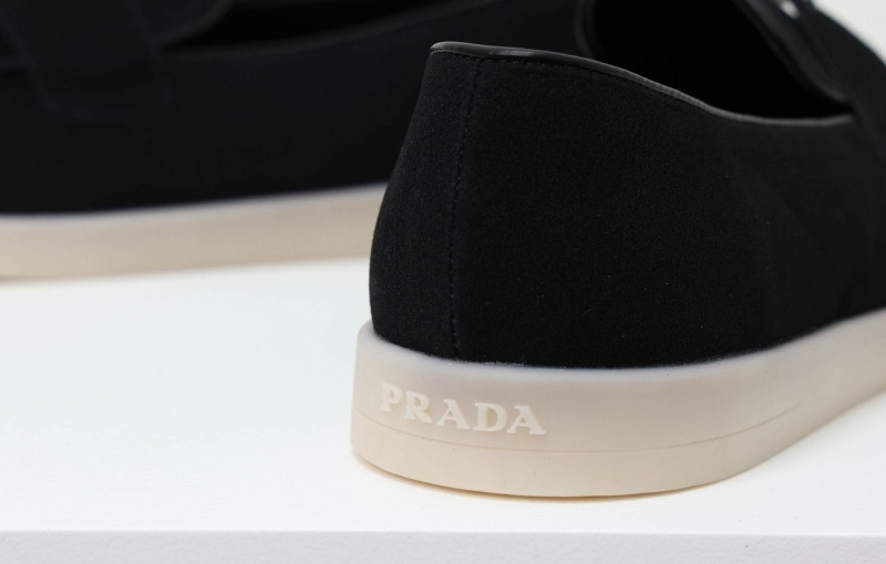 프라다 트라이앵글 스웨이드 로퍼