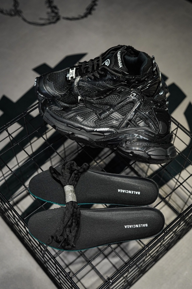 발렌시아가 러너 스니커즈 모노컬러 블랙